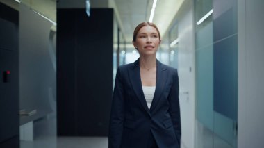 Kendine güvenen bir çalışan iş binasında geziniyor. Rahat iş kadını akıllı telefon bildirimini kontrol ediyor Gri Geçit 'te başarıya seviniyor. Cep telefonuyla atlayan aşırı mutlu bir kadın.