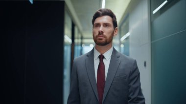 Başarılı patron koridorda dolaşırken şirket binasını kapatıyor. Zarif takım elbiseli kendine güvenen işadamı, boş vestibülü selamlayan meslektaşlarına basıyor. Yöneticilerin yönetim kurulu başkanı zamanı kontrol ediyor.