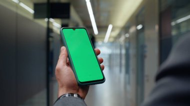 Direktör parmağı yeşil ekran akıllı telefon açılış toplantılarına dokunuyor. Bilinmeyen işadamı cep telefonunda iş uygulaması tarıyor. Yönetici Chroma tuşlu cep telefonunu tıklatıyor