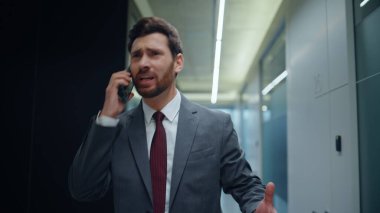 Sinirli iş adamı akıllı telefondan bağırıyor paranın kaybolmasından endişe ediyor. Sinirli patron cep telefonundan şikâyet ediyor. İş sorununu yalnız konuşuyorlar. Çılgın adam duygusal olarak geziniyor.