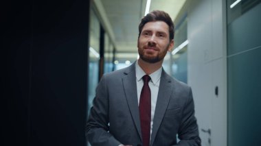 Sakallı muhasebeci cep telefonuna mesaj yolluyor. Saatlere bakıyor. Yakın çekim yapıyorlar. Gülümseyen girişimci akıllı telefonu kontrol ediyor modern binada tatmin olmuş hissediyor. Mutlu iş adamları iş arkadaşlarını selamlıyor.