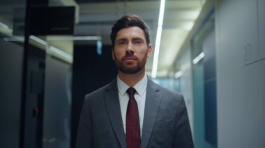 Gülümseyen işçi cep telefonunu arıyor yürüyen cam kapılar koridoru kapatıyor. Sakallı, neşeli iş adamı akıllı telefon sohbetinin tadını çıkarıyor. Mutlu pozitif patron konuşuyor cep telefonu hareketli eller