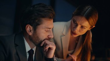 İş kaybedenler ofis portresi projesini tartışırken geç saatlere kadar çalışıyorlar. Endişeli kadın iş arkadaşları hayal kırıklığına uğramış gibi konuşuyor. Üzücü ekip zor işleri çözüyor. İş yerinde iletişim kuruyorlar. 