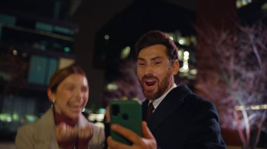 Coşkulu aşıklar gece kentinde akıllı telefondan harika haberler veriyor. Sakallı iş adamı, iş arkadaşıyla cep telefonu paylaşma başarısını yakaladı. İki işletme sahibi tepki gösterdi ve kazandı. 