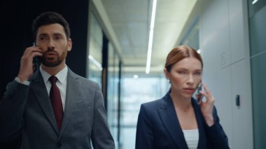 Akıllı telefonları arayan iki acemi şirket koridorunu kapatıyor. Ofisteki iş arkadaşları iş ortaklarının cep telefonu konuşmalarıyla meşgul. Ciddi bir kadın sakallı iş adamına git diyor.