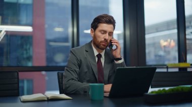 Ciddi bir işyeri sahibi cep telefonunu arıyor. Karanlık panoramik iş yerini kapatıyor. Güvenilir iş adamı, şirket iş birliğinde akıllı telefonla pazarlık yapıyor. Akşamları cep telefonundan konuşan iki yönetici.