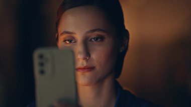Karanlık çalışma alanında cep telefonuna göz atan geç çalışan işçiler. Gece dairesinde cep telefonu mesajı okuyan güzel bir kadın. Neşeli girişimci mesajlaşması çevrimiçi iletişimin keyfini çıkarıyor.
