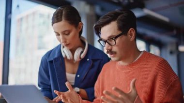 Şirket ofisindeki çevrimiçi toplantıda mutlu başlangıç konuşmaları. İş yerindeki iş planlarını konuşurken gülümseyen meslektaşlar. Yaratıcı iş arkadaşları sanal müzakerelerde başarılı oldular.