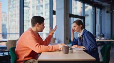 Şirket ofisindeki sorunları çözen endişeli ortaklar. İki stresli iş arkadaşı iş yerinde dizüstü bilgisayar arayarak proje hatasını tartışıyor. Ekonomik kriz üzerine düşünen gergin işletme yöneticileri.
