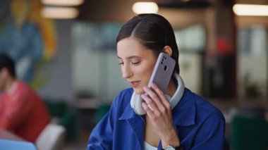 İşletme müdürü ofisteki ortak çalışma alanında akıllı telefondan konuşuyor. Kendine güvenen bir iş kadını cep telefonunu arıyor ve kafeteryada tek başına oturuyor. Kafede cep telefonuyla projeyi tartışan güzel bir kadın..