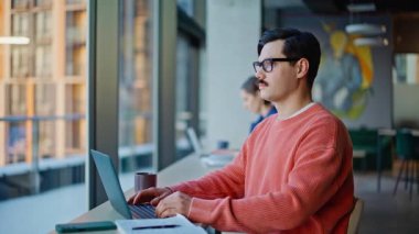 Düşünceli metin yazarı kadın meslektaşıyla birlikte çalışma alanında otururken, yakın plan metni düşünüyor. Ciddi bir iş adamı iş planlarını iş yerinde düşünür. Gözlük görünümlü çözümler yöneticisi.