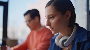 Bilişim işçileri modern çalışma alanlarında dizüstü bilgisayarları elden ele gezdiriyorlar. İnternette çalışan iki çalışan müşterileri uzaktan kontrol ediyor. Profesyonel yöneticiler bilgisayarlara odaklandı. İş takım çalışması konsepti.