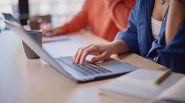 Şirketin iş yerinde klavye hazırlayan iki çevrimiçi yönetici el yazısı. Laptoplarda çalışan tanınmayan iş adamları. Çevrimiçi proje için bilgisayar kullanan profesyonel iş arkadaşları.