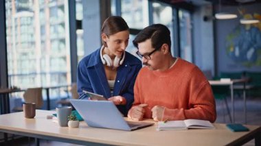 Profesyoneller yaratıcı ajans işyerinde projeyi video ile tartışıyor. Gülümseyen kadın online toplantıda başlangıç stratejisini anlatıyor. İki meslektaş ofiste dizüstü bilgisayarla konuşuyor..