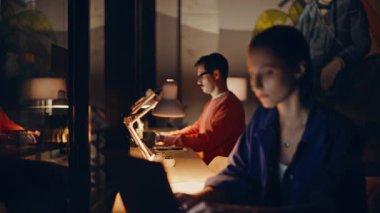 Lamba ışığı çalışma ofisinde dizüstü bilgisayar daktilo eden fazla mesai ekibi. Ciddi iş arkadaşları akşam geç saatlere kadar birlikte çalışan bilgisayarlara odaklandılar. Şirket takım arkadaşları son teslim tarihi projesiyle meşgul gece işyerinde. 