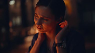 Karanlık ofis kapanışında boyuna masaj yapan fazla mesai uzmanı. Portre gerilmiş iş kadını geç saatlerde kas ağrısından muzdarip. Çok çalışan gece vardiyası müdürü gerginlik hissediyor. Profesyonel tükeniş.