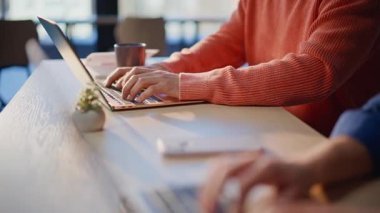 Öğrenciler üniversitenin çalışma yerinde dizüstü bilgisayar yazıyorlar. Bilgisayarda çalışan gülümseyen kadın adam birlikte etkili bir takım çalışmasının keyfini çıkarıyor. Bağımsızlar takımı çevrimiçi olarak programlanıyor..