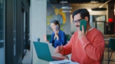 Modern kafeteryadaki akıllı telefonları arayan iki internet yöneticisi. İş yerindeki laptoplarda çalışan cep telefonlarından bahseden birkaç serbest çalışan. Profesyonel danışmanların telefon görüşmeleri vardır.