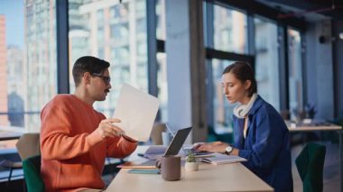 Şirket çalışanları kafeterya çalışma alanında evrak işleriyle uğraşıyorlar. Profesyonel bir yönetici şirket ofisinde dizüstü bilgisayar yazan bir kadına evrak veriyor. Belgeleri hazırlamak için işbirliği yapan iki meslektaşım..