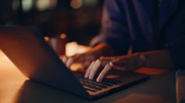 Çevrimiçi yönetici, bilgisayarını gece ofisinde daktilo ediyor. Gülümseyen iş kadını cep telefonunu arıyor karanlık işyerindeki bilgisayardan veri girişi yapıyor. Serbest çalışan mutlu bir kadın telefonda fazla mesai yapıyor..