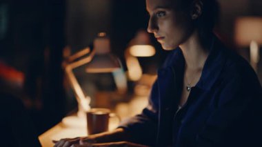 Odaklanmış girişimciler karanlık çalışma alanlarının yakın çekimlerinde fazla mesai yapıyorlar. Ciddi bir iş kadını, iş arkadaşıyla birlikte dizüstü bilgisayarda oturuyor. İki programcı akşam geç saatlerde bilgisayarda kodlama yapıyor.