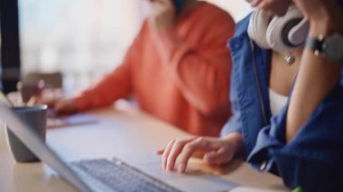 Ortak iş yerlerinde cep telefonlarıyla konuşan şirket çalışanları. İki profesyonel pazarlama uzmanı internette dizüstü bilgisayarları arıyor. Takım üyeleri açık ofis alanında akıllı telefondan bahsediyor..