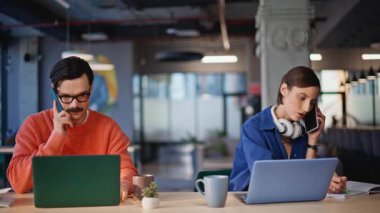 İş arkadaşları dizüstü bilgisayarla sipariş alıyor. Yakın plan iş yeri. İki satış müdürü akıllı telefonları arıyor ve birlikte bilgisayar izliyorlar. Şirket temsilcileri ofiste müşterilere danışmanlık yapıyor