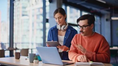 Video toplantısından şikayet eden gergin ortaklar modern ofis çalışma alanlarının yakın çekimlerinde kötü iş çıkardılar. Endişeli meslektaşlar stresli sanal görüşmeyi bitirir. Hayal kırıklığına uğramış yöneticiler dizüstü bilgisayarı kapatır