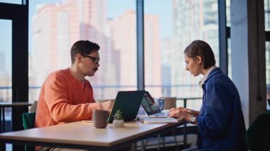 İş projesinde hata bulan hayal kırıklığına uğramış çalışanlar ofis çalışma alanlarını kapatıyorlar. Gergin takım, dizüstü bilgisayar sorunundan endişeleniyor. Şirket personeli stresin bilgisayarı kapattığını düşünüyor.