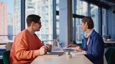 Mutlu takım kahve fincanlarını tokuştururken ofis iş yerinde yakın plan çekimde birlikte mola veriyorlar. Çevrimiçi işten dinlenerek içki içen gülümseyen meslektaşlar. Dost canlısı ortaklar iş yerinde duraksamanın keyfini çıkarıyor.