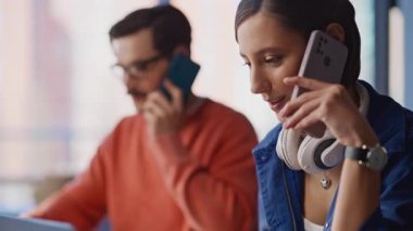 Servis çalışanları akıllı telefonlardan bahsedip müşterilere uzaktan yakından yardım ediyorlar. Pozitif meslektaşlar modern çalışma alanındaki cep telefonlarını arıyor. İki çevrimiçi çalışan cep telefonuyla proje görevini tartışıyor.