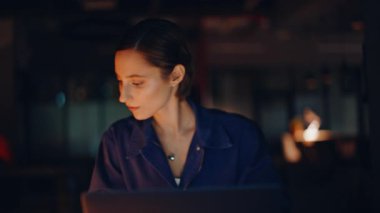 Karanlık ev işyerinde çalışan bir bilişim uzmanı. Portre kadını gece ofisinde dizüstü bilgisayarını kontrol ediyor. Happy serbest yazar, e-ticaret projesini uzatıyor. Öğrenci geç saatlere kadar çalışıyor