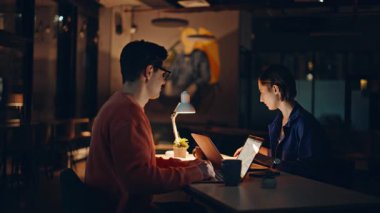 Gece çalışanları karanlık çalışma alanlarında fazla mesai yapıyor. İş belgeleriyle ilgilenen çalışkan iş arkadaşları. Akşamları çalışan profesyonel muhasebecilerin teslim tarihleri var..