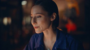 Kapanış yöneticisi karanlık ofisteki video toplantısında fazla mesai yapıyor. Portreli neşeli iş kadını iş stratejisini online konferansta tartışıyor. Sanal sohbette projeyi açıklayan yönetici.