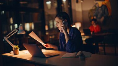 Sorunlu serbest çalışan cep telefonuyla lambanın ışığını kapatarak projenin hatasından yakınıyor. Stresli iş kadını gazete okuyor, gece akıllı telefonu arıyor. Endişeli kadın hatayı tartışıyor