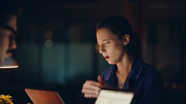 Gece ofisinde çalışan esneme takımı üyeleri tükenmiş hissediyorlar. Gerekçesiz iş arkadaşları lamba ışığında oturan son teslim tarihinden bıktılar. Uykusuzluktan muzdarip dizüstü bilgisayarlar arayan yorgun yöneticiler..