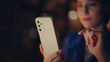 Gece acentesinin kapanışında acemi eller telefon haberlerini tarıyor. Gülümseyen iş kadını cep telefonu mesajlarına bakıyor. Kadın esmer, sosyal medya içeriğini izliyor fazla mesai sonrası dinleniyor.