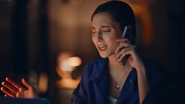 Hüsrana uğramış muhasebeci, gece iş yerinde elinde tuttuğu malî raporlarla konuşuyor. Stresli iş kadını, belgelerden şikayet ederken fazla mesai yapmış. Endişeli kadın analist akşam geç saatlerde aradı.