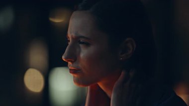 Karanlık apartman işyerinde boyuna masaj yapan aşırı çalışan serbest çalışan biri. Portre yorgun iş kadını esneyerek kas gerilimi çekiyor. Yorgun kadın yönetici ofiste fazla mesai yapmaya istekli değil..