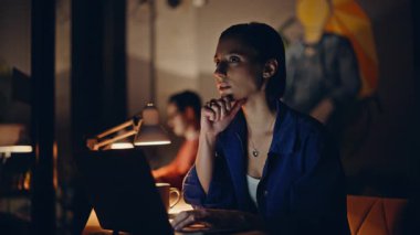 Şirket ofisinde fazla mesai yapmayı düşünen yaratıcı girişimciler. Ciddi bir iş kadını iş stratejisini iş arkadaşıyla paylaşıyor. Geceleri bilgisayar yazan serbest çalışanlar.