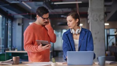 İki yönetici iş yerinde zorlu bir iş için çözüm arıyorlar. Ciddi iş arkadaşları birlikte problem çözme stratejisi üzerinde kafa yoruyor. Profesyonel çalışanlar, gazete okuma hatasından endişe ediyorlar