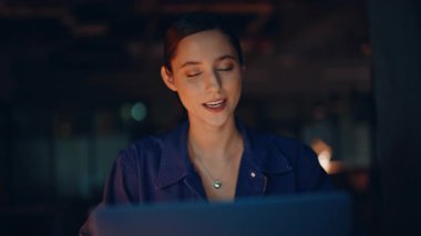 Çevrimiçi toplantıda profesyonel koç danışmanlık yapıyor. Gece apartmanının iş yerini kapatıyorlar. Gülümseyen iş kadını sanal iş konferansı fazla mesaisi. Eve video çağrısı ile konuşan pozitif serbest yazar.