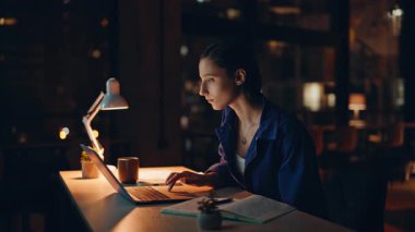 Sinirli serbest çalışan, projenin hatalı olmasından endişeleniyor. Lambanın ışığı altında dizüstü bilgisayar ekranına bakıyor. Bilgisayarı kapatan stresli iş kadını gece iş krizini hayal kırıklığına uğrattı. Üzgün kadın online işini kaybediyor.