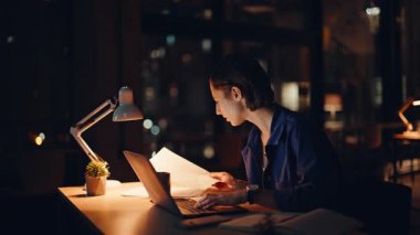 Yorgun ve serbest çalışan bilgisayar kapatıcısı gece çalışma alanında aşırı yüklenme yaşıyor. Son teslim tarihinin baskısını hisseden yorgun iş kadını. Stresli kadın müdür fazla mesai yapıyor.