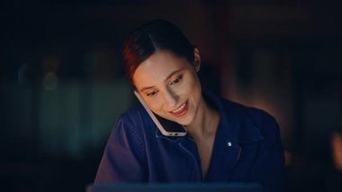 Karanlık Daire 'den mutlu öğrenci arıyor. Yakın plan. Gülümseyen kadın serbest çalışan cep telefonuyla konuşan evde dizüstü bilgisayar sitesi gezen. Neşeli yönetici akşam geç saatlerde ofiste projeyi tartışıyor..