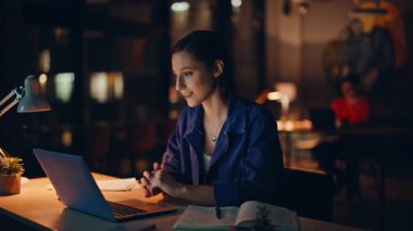 Çevrimiçi danışman elinde dizüstü bilgisayarla web kamerası ile gece geç saatlerde ofisi kapatıyor. İş yerinde gülümseyen iş kadını görüntülü aramada konuşuyor. İçerideki sanal buluşmada serbest çalışan mutlu tartışmacı..