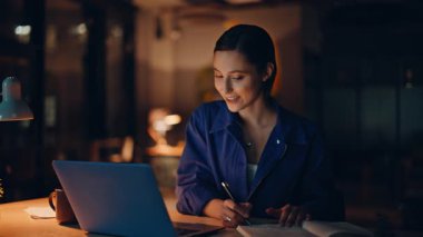 Webinar 'da çalışan bir kadın özel ders veriyor. Ofiste internet pazarlığı yapan, not defteri yazan olumlu iş kadını. Gülümseyen kadın yönetici sanal konferansta çalışmayı tartışıyor