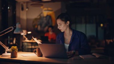 Kadın analist, gece ofisindeki gazeteleri okumak için fazla mesai yapmamış. Yorgun iş kadını kendini tükenmiş hissediyor. Yorgun yönetici dizüstü bilgisayarın kapağını kapatıyor. Kapalı alanda basınç yüzünden acı çekiyor.