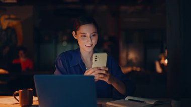 Müdür, cep telefonu uygulaması ile online alım siparişi veriyor. Gülümseyen iş kadını gece geç saatlerde akıllı telefonlu sosyal medyada geziniyor. Kapalı alanda maaş bildirimi alan mutlu serbest çalışan..