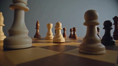 Rakip birimler arasında kareli platformdaki piyon figürü. Eylem, rekabetçi karşılaşma sırasında strateji, zekice planlama, keskin konsantrasyon ve geleceğe odaklanmış zihniyeti yansıtır.